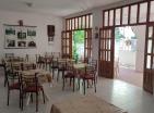 Satıldı : Sutomoreda denize yakın büyük ev-otel, 47 yataklı restoran