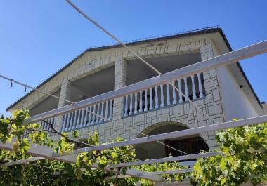 Sutomoreda denize ve plajlara yakın 50den fazla konuk için otel evi