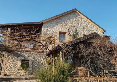 3 katlı köy taş evi Podgoricaya 4km yakın güzel manzaralı