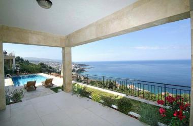 Dobra Vodada panoramik deniz manzaralı ve havuzlu güzel modern 3 yatak odalı villa
