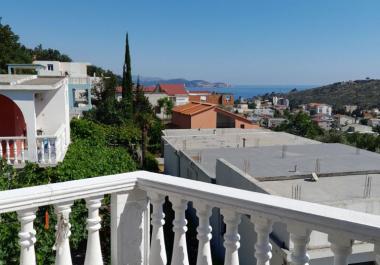 Sutomoreda ayrı odalar ve deniz manzaralı yenilenmiş ev, kiralık harika