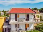 Dobra Vodada deniz manzaralı 3 katlı ve turistler için 3 girişli villa