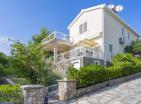 Bigovoda denize yakın ve havuzlu konuk evi bulunan 230 m2lik 2 katlı ev