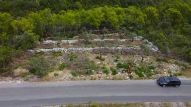 Bir villa inşa etmek için Lushticada satılık arsa