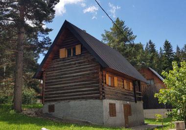 Zabljakta ormanın yanında satılık 3 katlı ahşap ev
