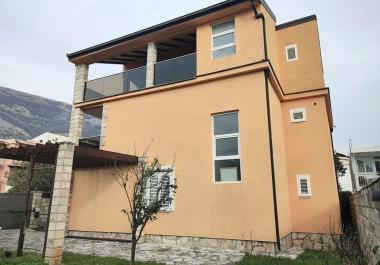 Sutomoreda güzel dağ manzaralı satılık 270m2 lüx üç katlı villa