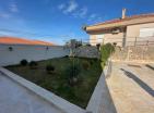 Krimovicada panoramik deniz manzaralı havuzlu üç katlı villa