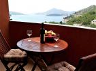Sveti Stefanda muhteşem panoramik deniz manzarasına sahip üç katlı bir mini otel