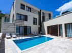 Özel plajı, tekne iskelesi ve panoramik manzarası ile Tivatın yanında modern villa
