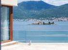 Özel plajı, tekne iskelesi ve panoramik manzarası ile Tivatın yanında modern villa