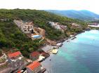 Özel plajı, tekne iskelesi ve panoramik manzarası ile Tivatın yanında modern villa