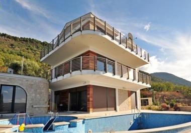 Kotorda denize 1 km mesafede havuzlu ve panoramik deniz manzaralı lüks aile villası
