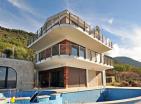 Kotorda denize 1 km mesafede havuzlu ve panoramik deniz manzaralı lüks aile villası