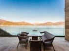 Tivat Körfezinin panoramik manzarasına ve özel plaja sahip lüks aile villası