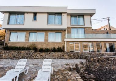 Tivat Körfezinin panoramik manzarasına ve özel plaja sahip lüks aile villası