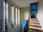 Tivat Körfezinin panoramik manzarasına ve özel plaja sahip lüks aile villası