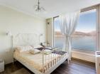 Tivat Körfezinin panoramik manzarasına ve özel plaja sahip lüks aile villası