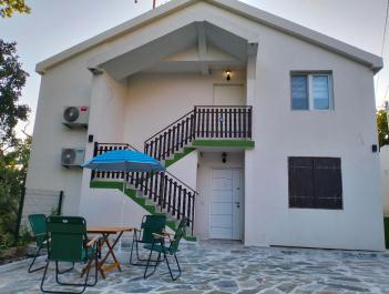 Deniz manzaralı 4 yatak odalı ve balkonlu 2 katlı ev