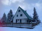 Žabljakta tüm yıl yaşamak için muhteşem dağ manzaralı yasallaştırılmış 3 katlı ev