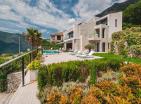 Morinj, Kotorda deniz manzaralı ve havuzlu lüks 6 odalı villa first line