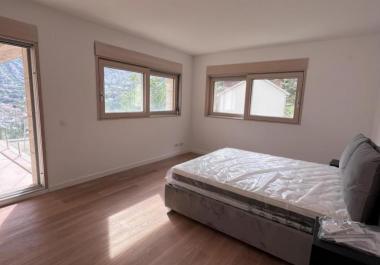 Karadağ, Kotorda deniz manzaralı lüks daire 136 m2