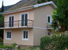 Boka-Kotor Körfezinde satılık deniz manzaralı 2 katlı ev