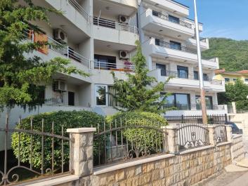 Petrovac merkezinde teraslı çarpıcı 2 yatak odalı daire 60м2