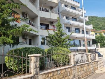 Petrovac merkezinde teraslı çarpıcı 2 yatak odalı daire 60м2