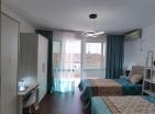 Havuzlu rezidans kompleksinde yeni mobilyalı daire
