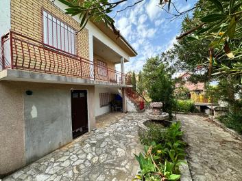 Karadağ, Dobra Vodada 100 m2lik küçük bir aile evi