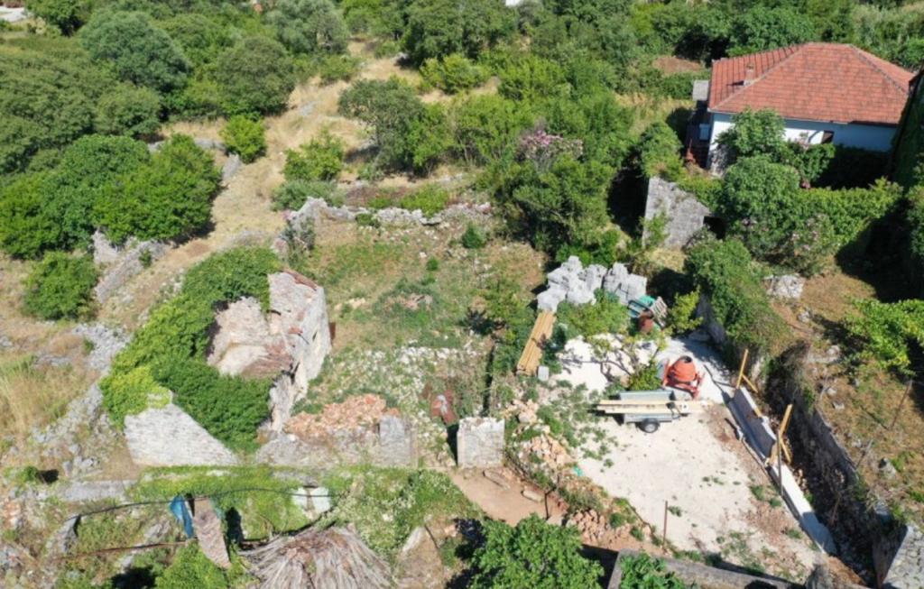 Gelecekteki potansiyel golf sahasının yanında özel arazi ve harabe