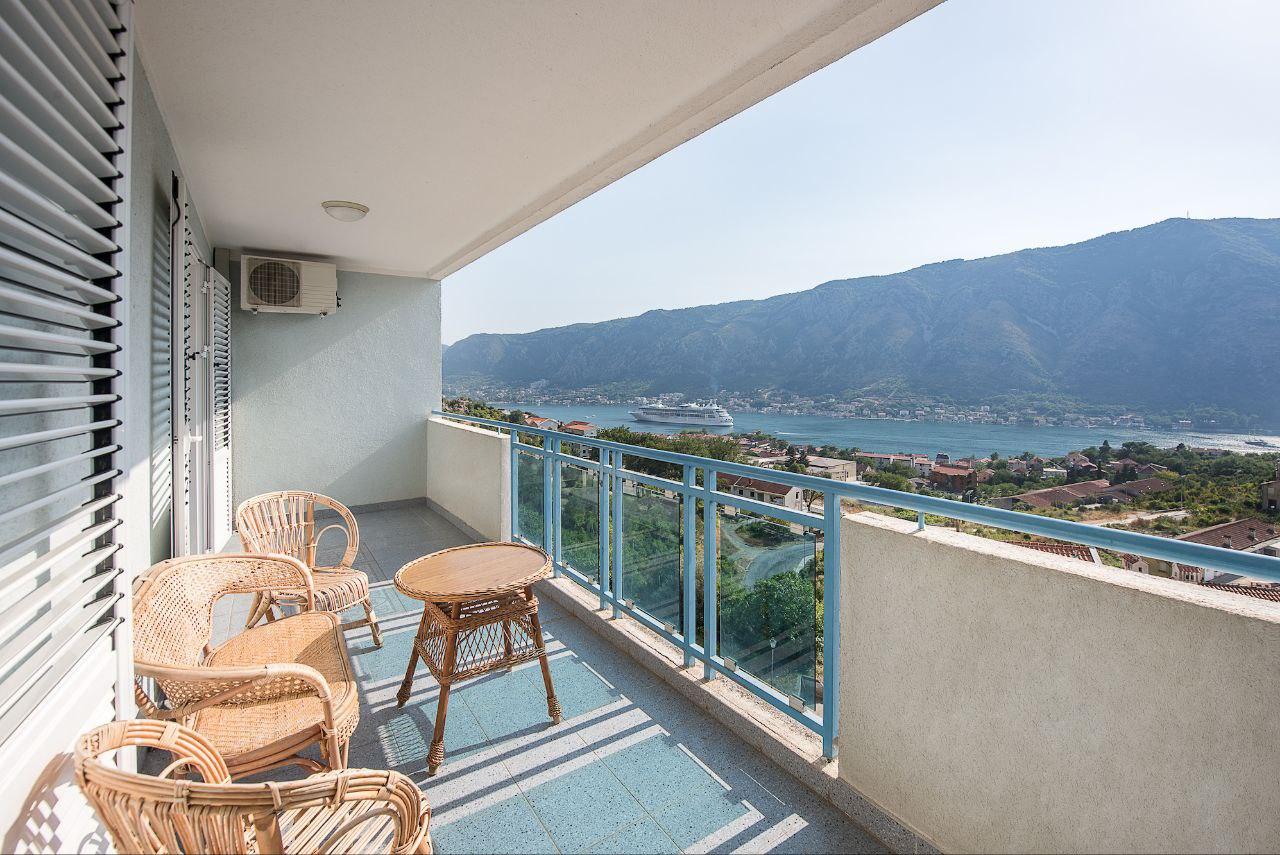 Kotorda teraslı panoramik deniz manzaralı stüdyo 46 m2