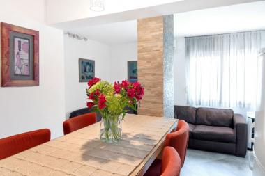 Tivat merkezde yenilenmiş mobilyalı iki yatak odalı daire 55 m2