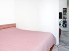 Tivat merkezde yenilenmiş mobilyalı iki yatak odalı daire 55 m2