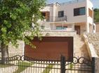 Havuzlu ve panoramik deniz manzaralı, Bar şehrinde 200 m2 lüks 3 katlı villa