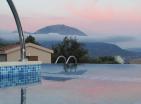 Panoramik deniz manzaralı ve havuzlu Barda 200 m2 lüks 3 katlı villa