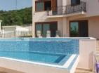 Panoramik deniz manzaralı ve havuzlu Barda 200 m2 lüks 3 katlı villa