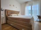 Budvada deniz manzaralı Çarpıcı Yeni 2 yatak odalı daire 58 m2