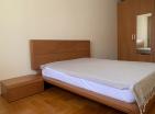 Muhteşem mobilyalı deniz manzaralı 2 yatak odalı daire, Tivatta birinci sınıf bir konumda