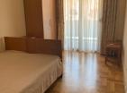 Muhteşem mobilyalı deniz manzaralı 2 yatak odalı daire, Tivatta birinci sınıf bir konumda