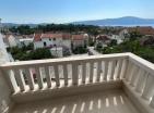 Porto Montenegro yakınlarındaki Tivatta deniz manzaralı 2 yatak odalı gem 71 m2