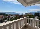 Porto Montenegro yakınlarındaki Tivatta deniz manzaralı 2 yatak odalı gem 71 m2