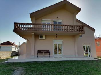 Podgoricada 3 daire ve büyük arsa ile yeni lüks villa