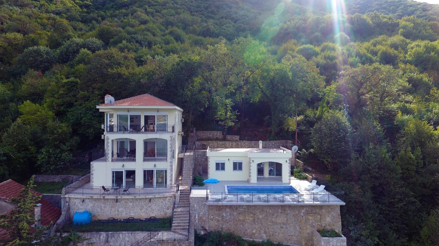Kostanjica da 4 apartlı denize sıfır özel villa: plajlı mini otel