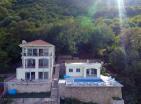 Kostanjica da 4 apartlı denize sıfır özel villa: plajlı mini otel