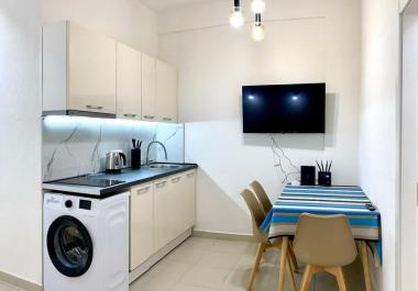 Budvanın merkezinde, iş kiralamak için teraslı 72 m2lik 2 daire