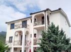 Sutomoreda otoyolun altında daireler ve 486 m2 arsa ile ev