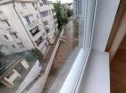 Budvada yeşil park manzaralı 4 katta tek yatak odalı güneşli 55m2 daire