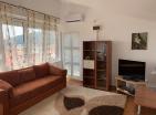 Budvada büyüleyici deniz manzaralı 34 m2 stüdyo daire