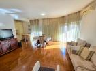 Deniz manzaralı mobilyalı 2 yatak odalı 75 m2 daire, denize yakın